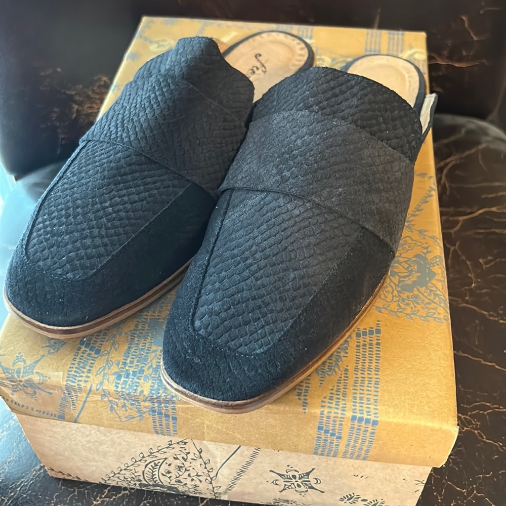 Slip on black free people mules size 38. Fit like a size 7 in my opinion.